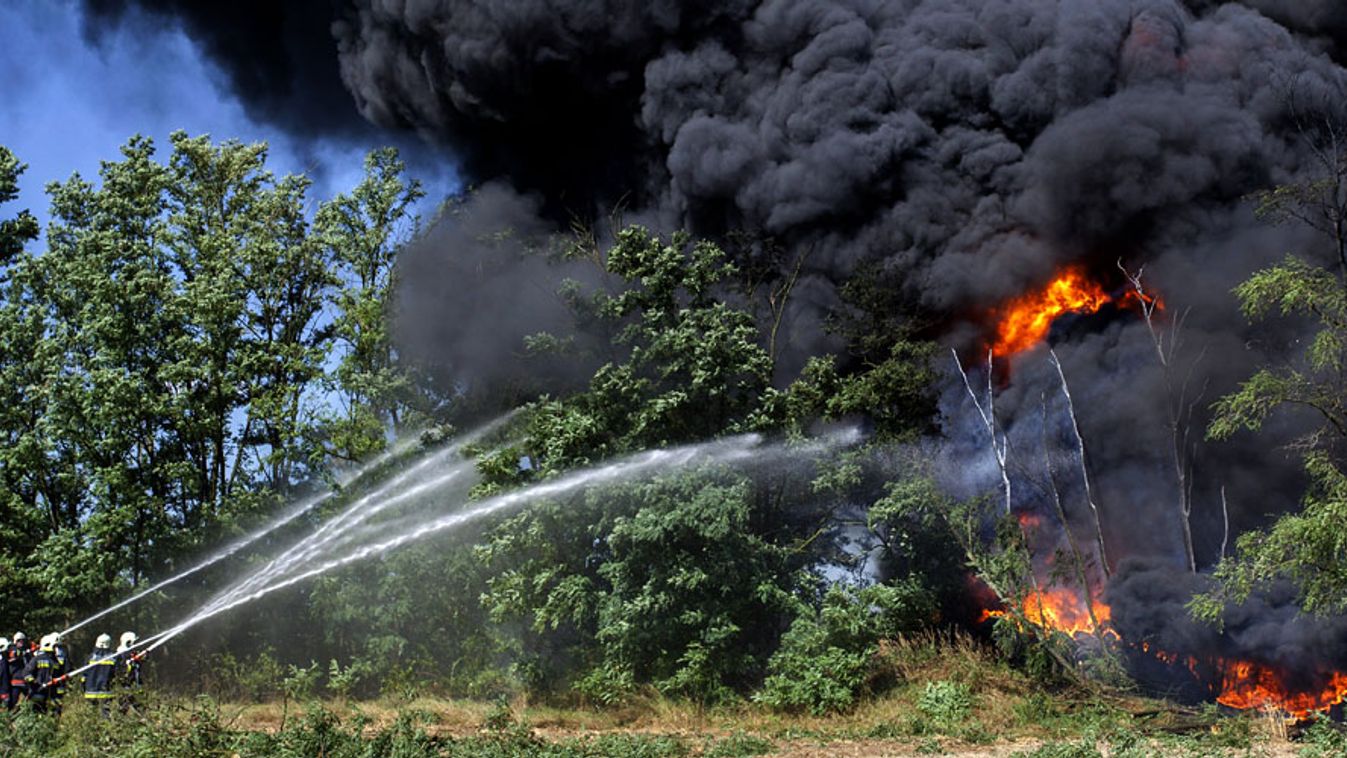 Sűrű, fekete füst gomolyog a Vas megyei Boba külterületén, ahol tűz ütött ki hajnalban egy gumitelepen 2013. július 21-én.
