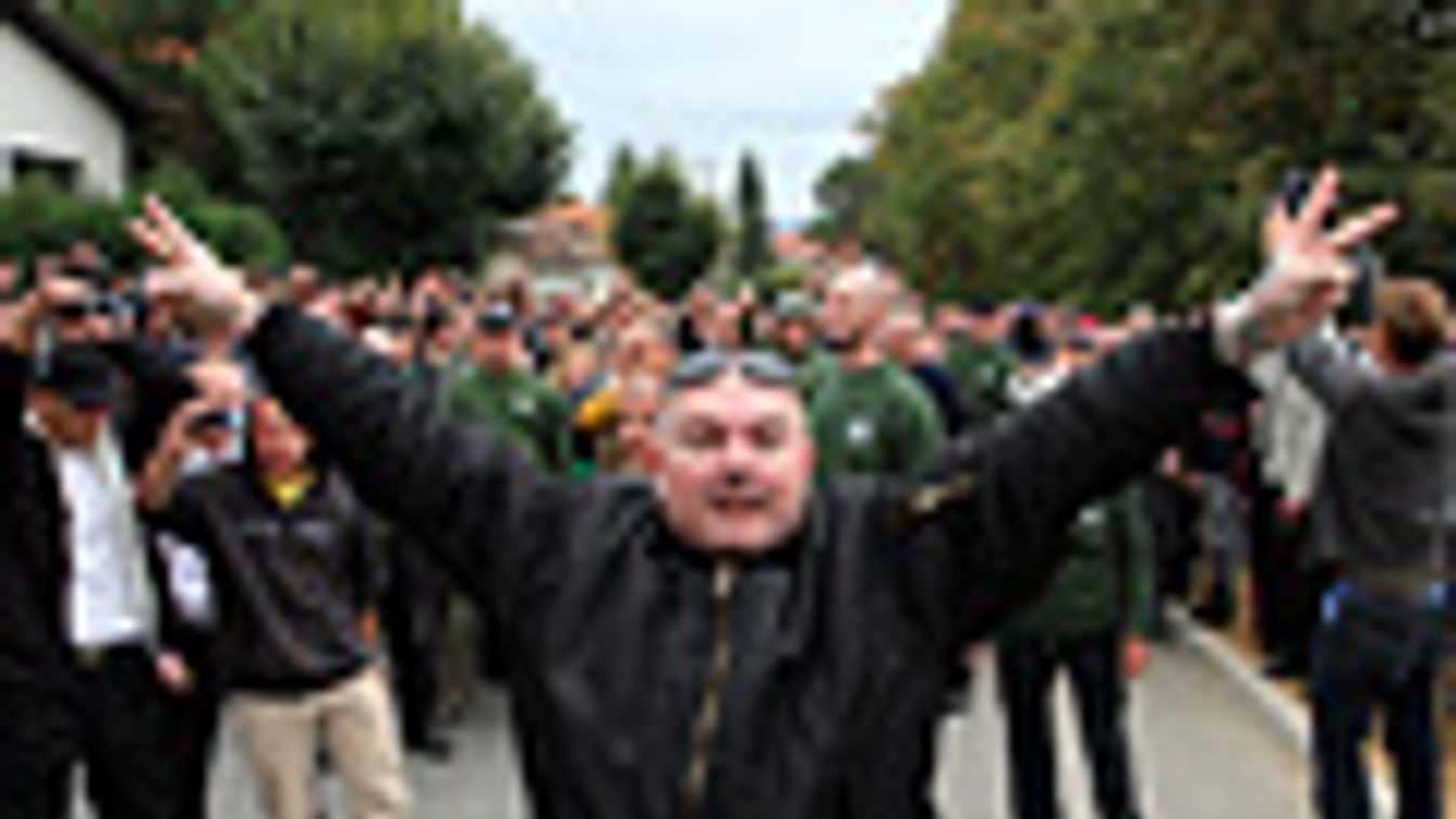 Krasznahorkaváralja, Emberek állnak a rendőrökkel szemben. cigánytelep lerombolására készült szombaton a Mi Szlovákiánk nevű nacionalista szlovák párt vezetője, Marián Kotleba 