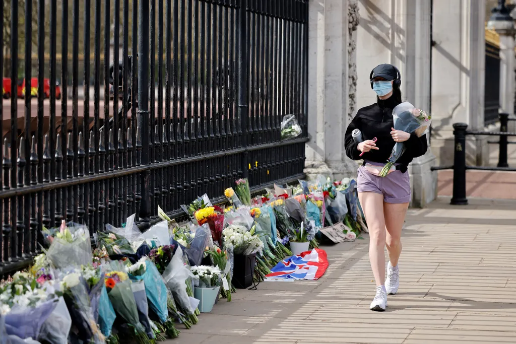 Rengetegen gyászolják Fülöp herceget a Buckingham-palotánál, galéria, 2021.04.09. 