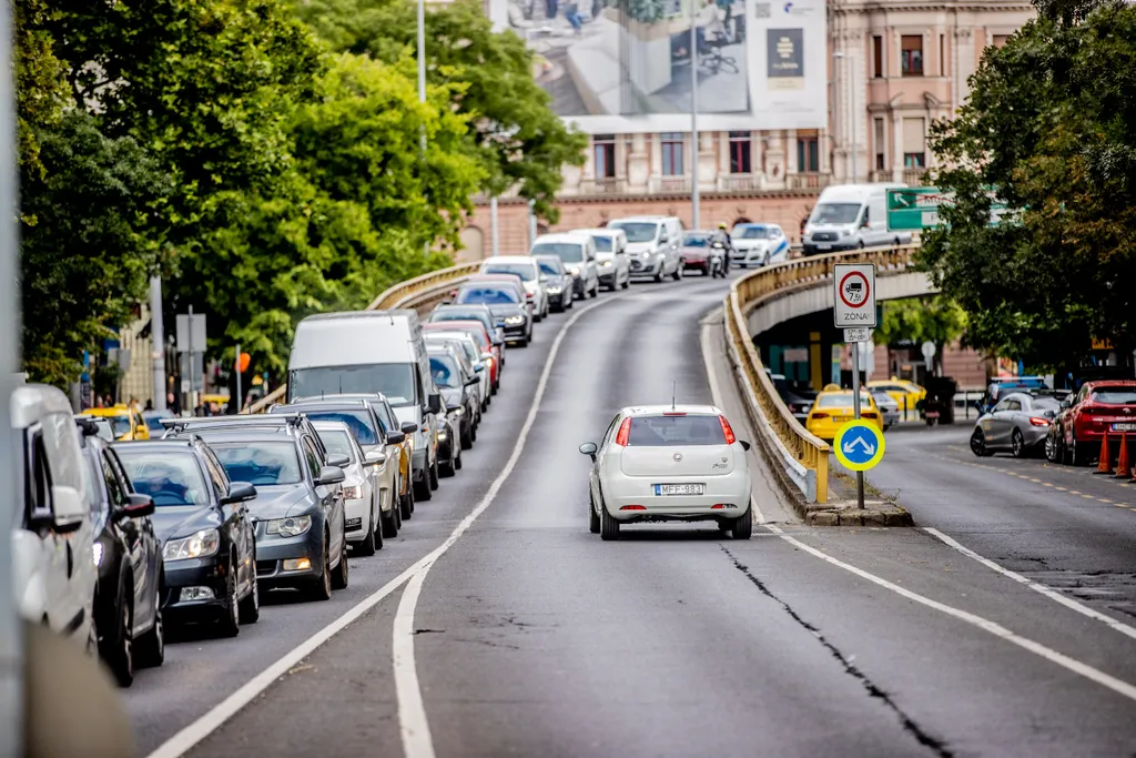 dugó, közlekedés, forgalom, autó, belváros, Budapest, 2021.09.01.taxi 