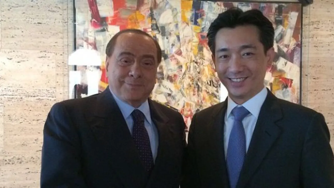 Silvio Berlusconi és Bee Taechaubol 