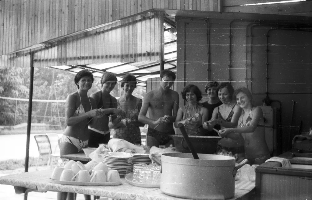 étkezés, csoportkép, nők, nyár, vidámság, férfi, edény, főzés, vájdling, fürdőruha
1984 