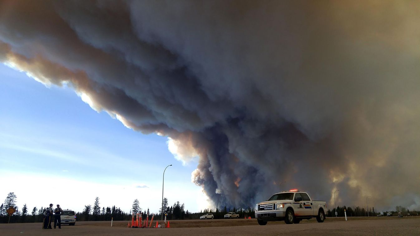 Fires and evacuation from forest fires in Fort McMurray TOPSHOTS Horizontal FIRES AND FIRE-FIGHTING POLICE OFFICER NATURAL DISASTERS SMOKE POLICE VEHICLE FOREST FIRE 