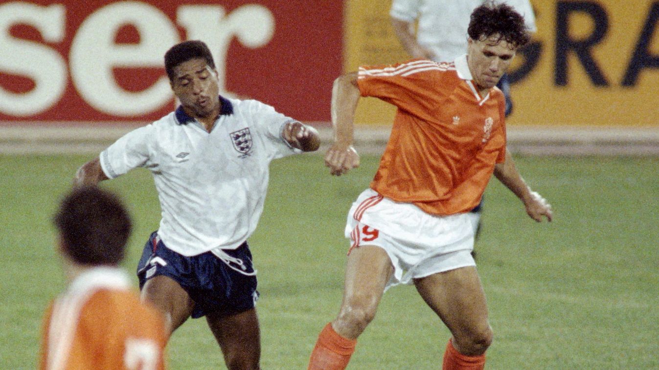 FOOTBALL-FIFA-WORLD-CUP-1990-UK-NETHERLANDS Horizontal LARGEUR FOOTBALL ACTION SPORT EN PIED COUPE DU MONDE MATCH 