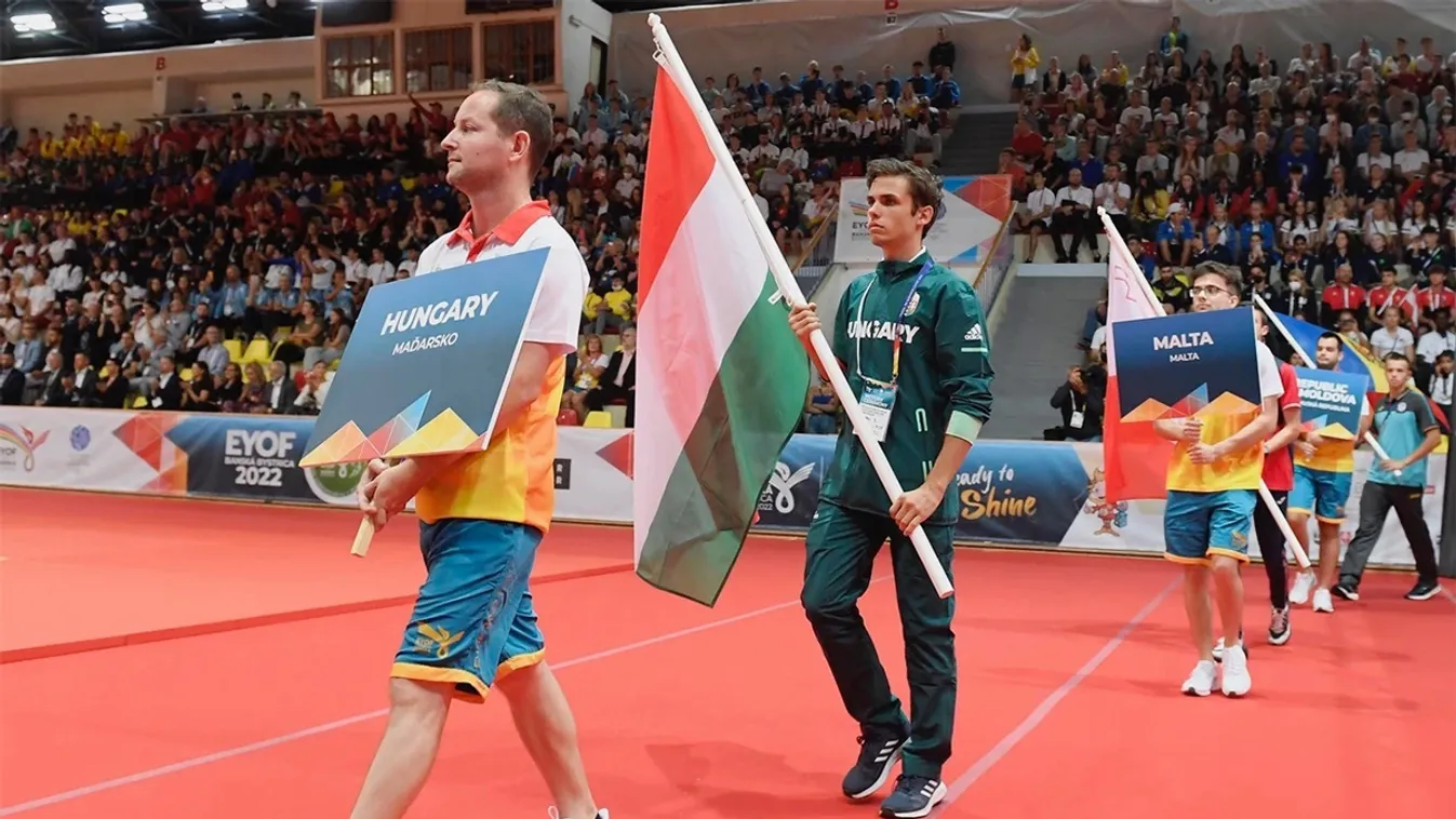 Az EYOF a szombat esti záróünnepségén a magyar zászlót a 100 méteren arany-, a svédváltóval ezüstérmes Deák Zalán vihette teljesítménye elismeréseként. 