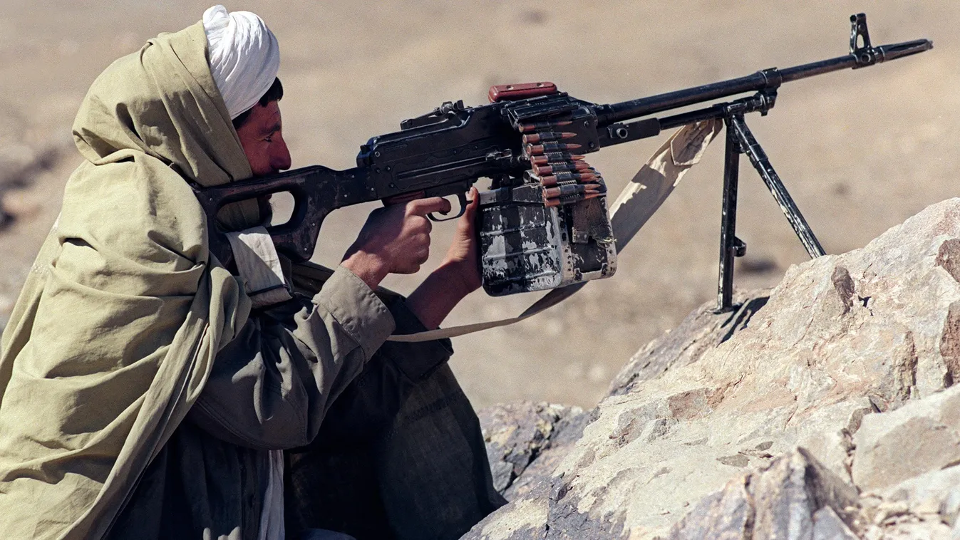 WAR AND CONFLICT TALIBAN WAR CIVIL WAR MILITIAMAN ISLAMIST MILITIA ARMAMENT HORIZONTAL LIGHT MACHINE GUN PROFILE BATTLE 