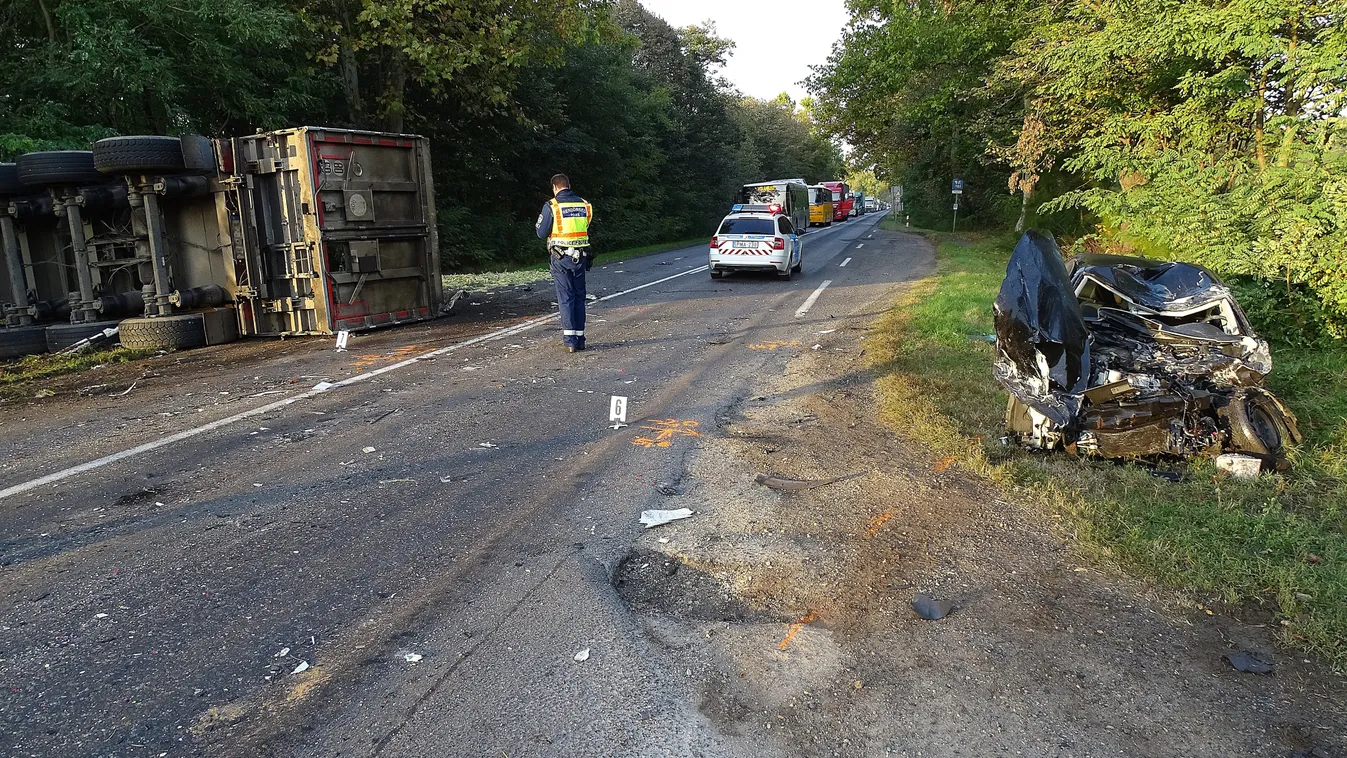 Kecskemét, 2020. október 21.
Összeroncsolódott személyautó és kamion az 52-es főúton, Kecskemét közelében 2020. október 21-én, miután a két jármű összeütközött. Mindkét sofőr súlyosan megsérült.
MTI/Donka Ferenc 