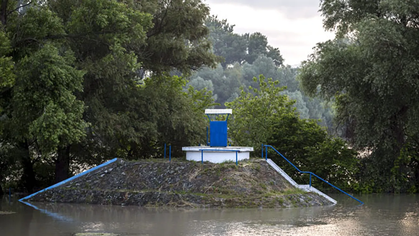 árvíz, áradás, biztonságos az ivóvíz, bár víz borítja a Duna Menti Regionális Vízmű Zrt. (DMRV) egyik telephelyét Dunabogdányban 