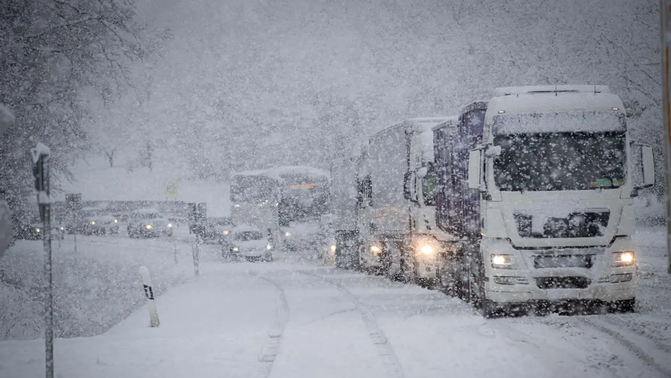 havazás, Dunántúl, Elakadt a forgalom a 76-os főúton Nagykapornak határában. Teherautó mentés zajlik. 