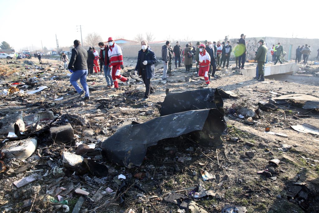 Sahriár, 2020. január 8.
Mentőegységek dolgoznak egy Boeing 737-es típusú ukrán utasszállító repülőgép roncsdarabjainál az iráni Sahriár város közelében 2020. január 8-án, miután a légi jármű hajnalban lezuhant 167 utassal és 9 fős személyzettel a fedélzetén, kevéssel a teheráni Khomeini Imám repülőtérről történt felszállás után. A szerencsétlenséget senki sem élte túl.
MTI/EPA/Abedin Taherkenareh 