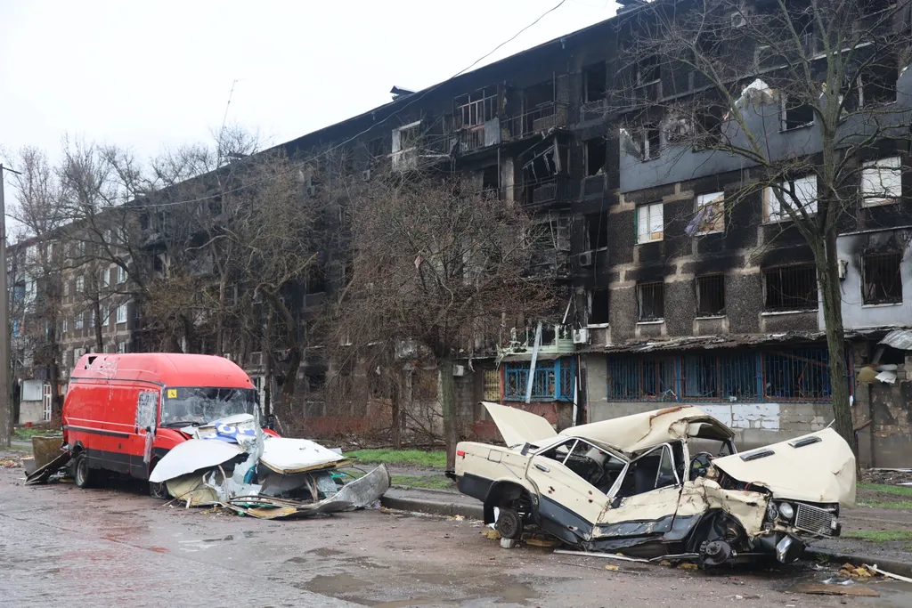 Ukrán válság, ukrán, orosz, háború, Ukrajna, Mariupol, romos autó, autó roncs, kiégett lakóház, rakétatámadás 
