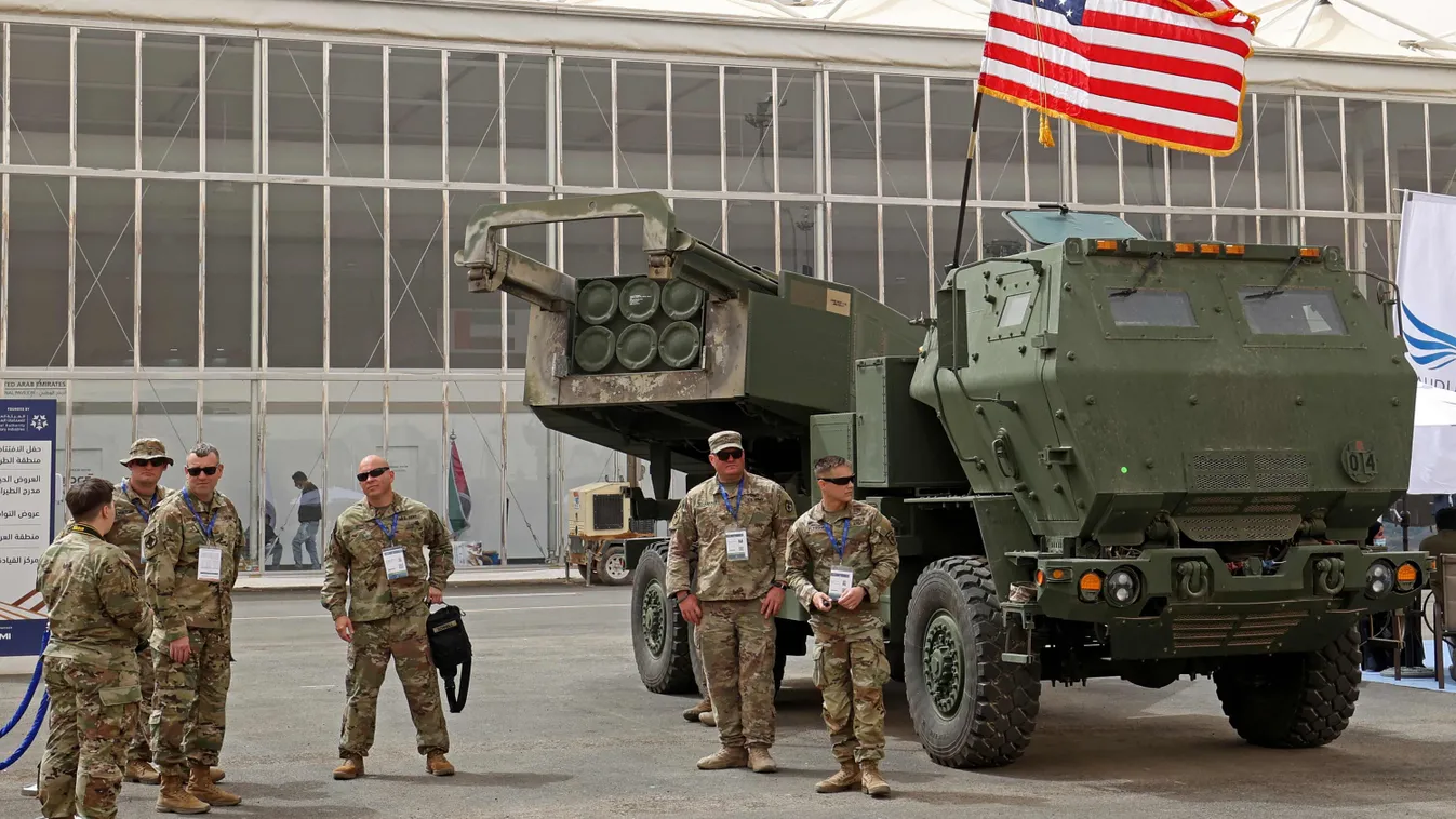 Amerikai katonák az ukránoknak szállított HIMARS rakétarendszerrel 