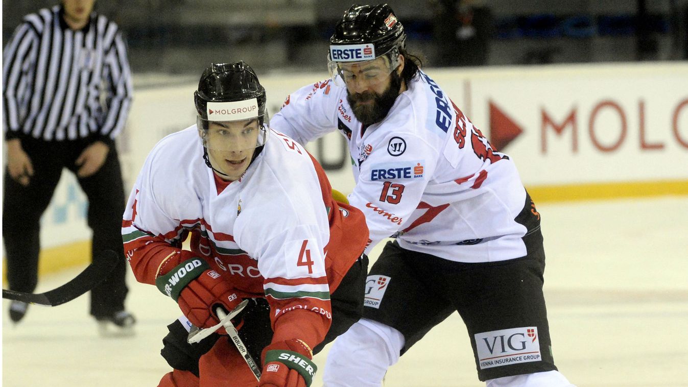 Sebők Balázs (b) és az osztrák Michael Schiechl a Magyarország-Ausztria jégkorong világbajnoki felkészülési mérkőzésen 
