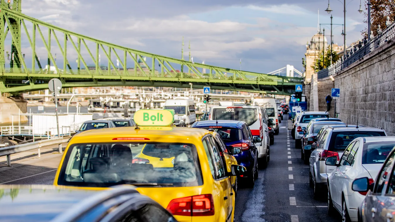 dugó, közlekedés, forgalom, autó, belváros, Budapest, Petőfi híd, pesti rakpart, Szabadság híd, 2021.09.01. 