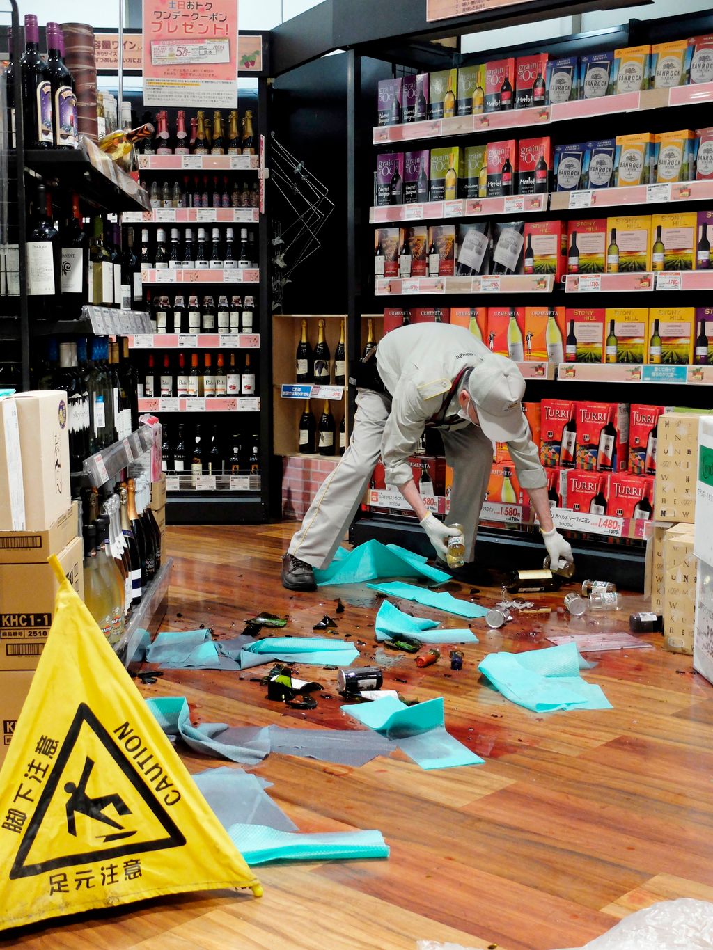 Oszaka, 2018. június 18.
Összetört borosüvegek egy üzletben, Oszakában 2018. június 18-án, miután 6,1-es fokozatú földrengés rázta meg Japán nyugati térségét. A természeti csapásban három ember életét vesztette, és több mint kétszázan megsérültek. A rengé