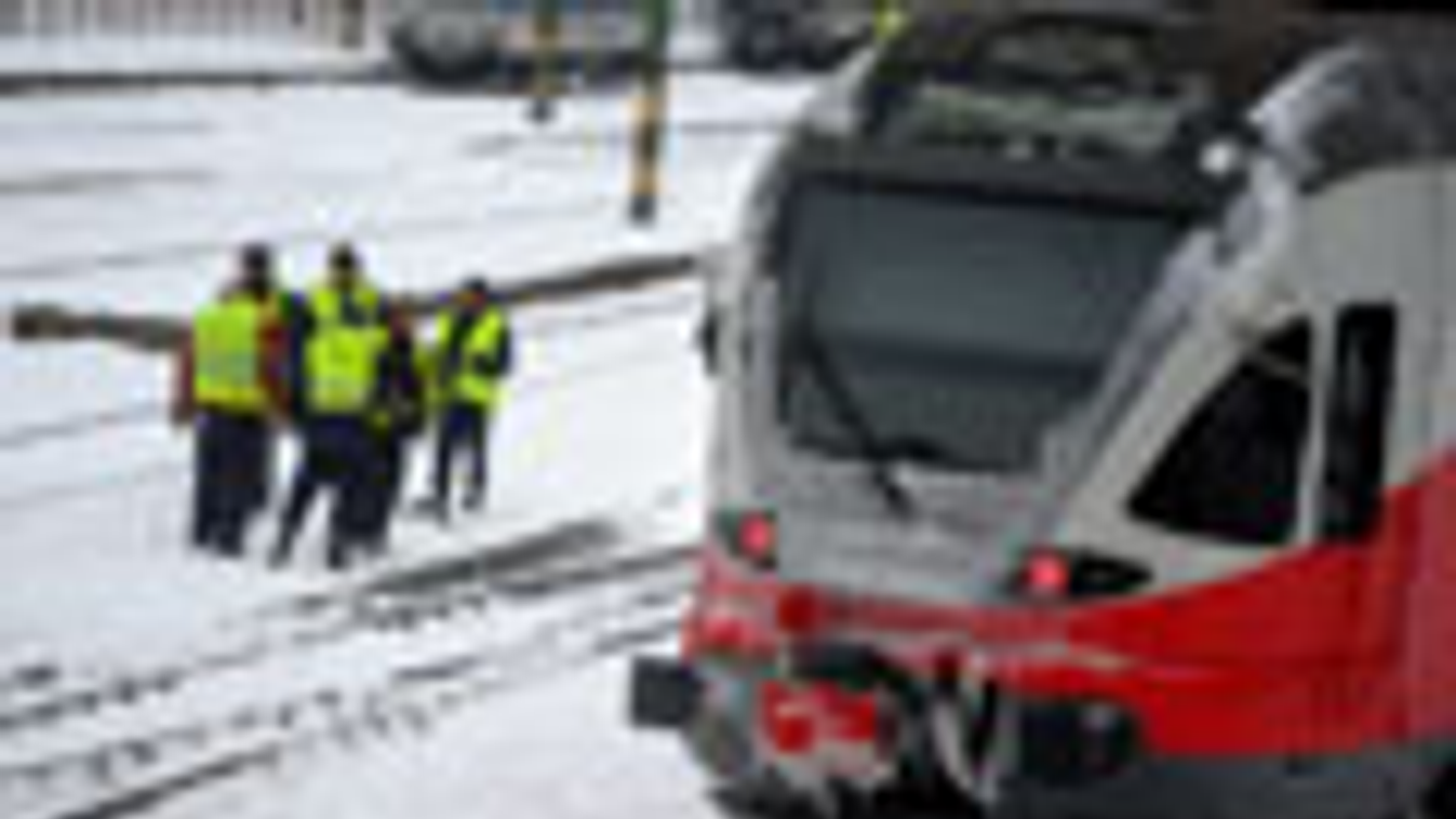 havazás, hó, budapest, mozdony, vasút, vonat, sínek, pályamunkások a Déli pályaudvarnál
