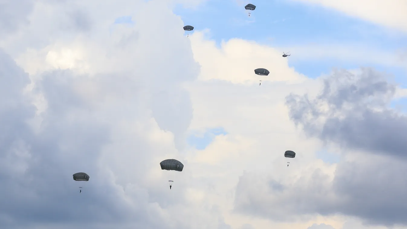 Colombian Military Forces train soldiers to become paratroopers Colombia,colombian military forces,Paratrooper,Skydiving,Tolemai Horizontal 