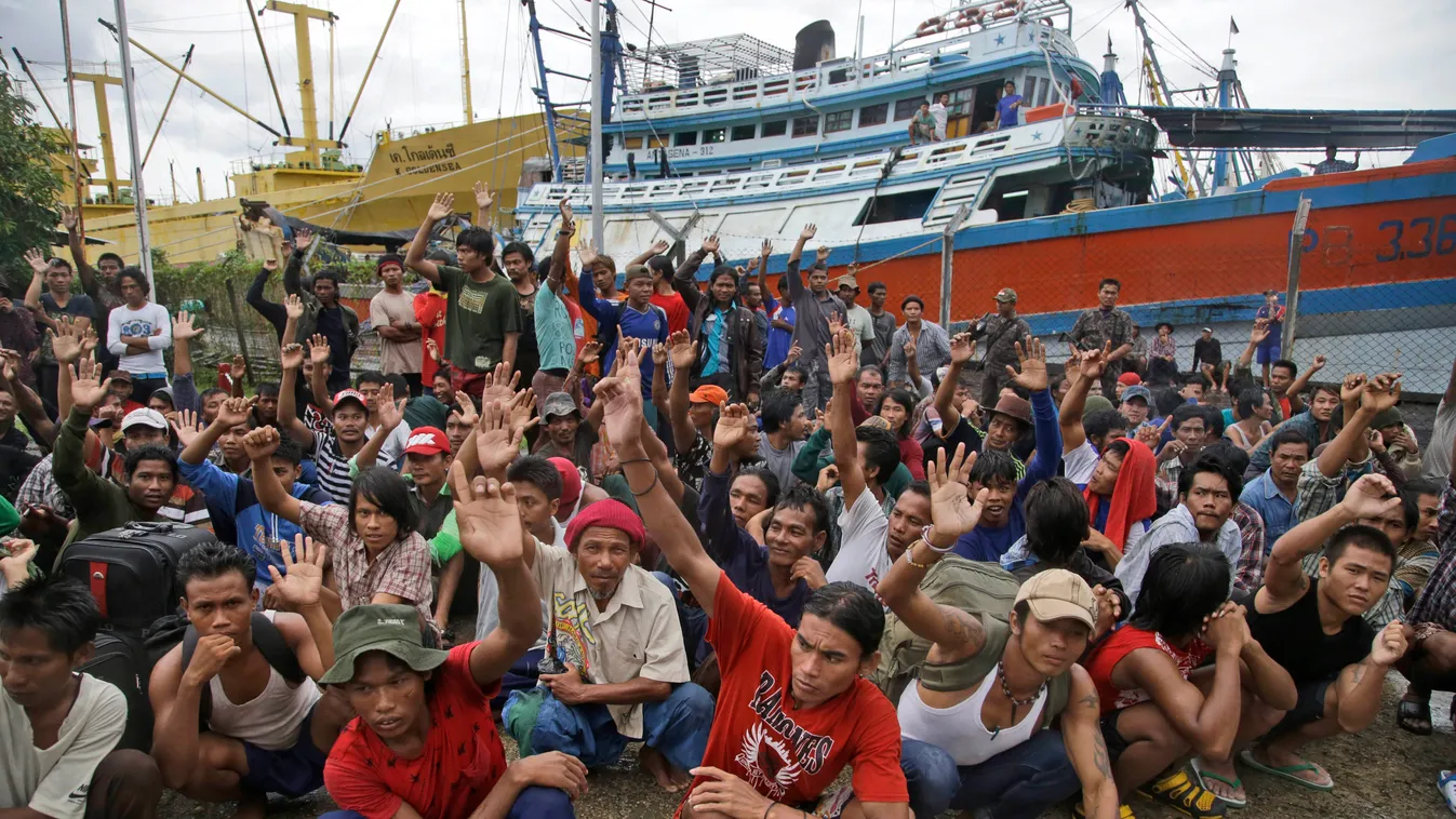 Benjina, 2015. április 3.
Burmai halászok felteszik a kezüket, amikor megkérdezik őket, ki akar hazamanni a Pusaka Benjina Resources halászvállalat területén, az indonéziai Aru-szigeteken fekvő Benjinában 2015. április 3-án. Ezen a napon több száz, rabszo