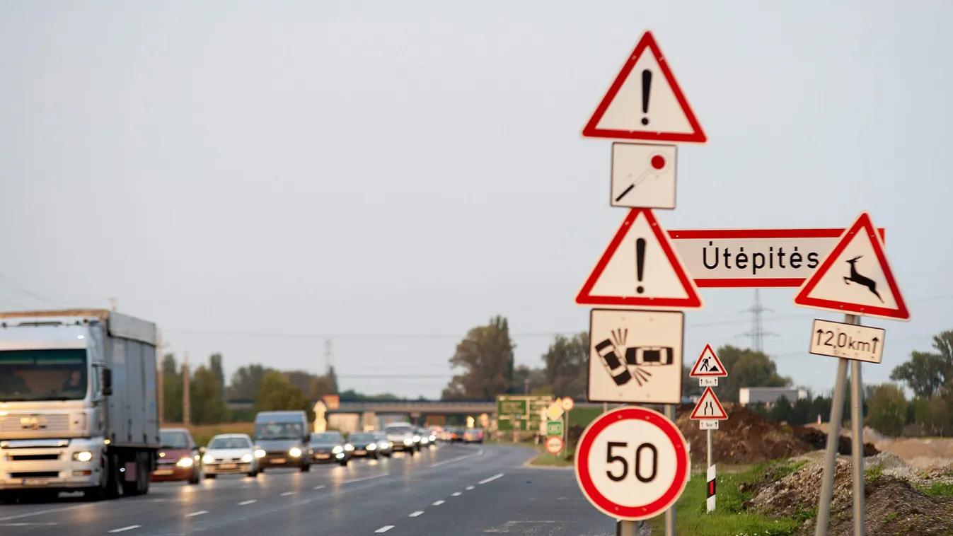 figyelmeztető tábla forgalom FOTÓ ÁLTALÁNOS KÖZLEKEDÉSI ESZKÖZ KÖZLEKEDÉSI LÉTESÍTMÉNY közlekedési tábla KRESZ tábla személyautó teherautó út Győr, kresz Az M85-ös  gyorsforgalmi út építésére figyelmeztető táblák Győr közelében 2014. szept 