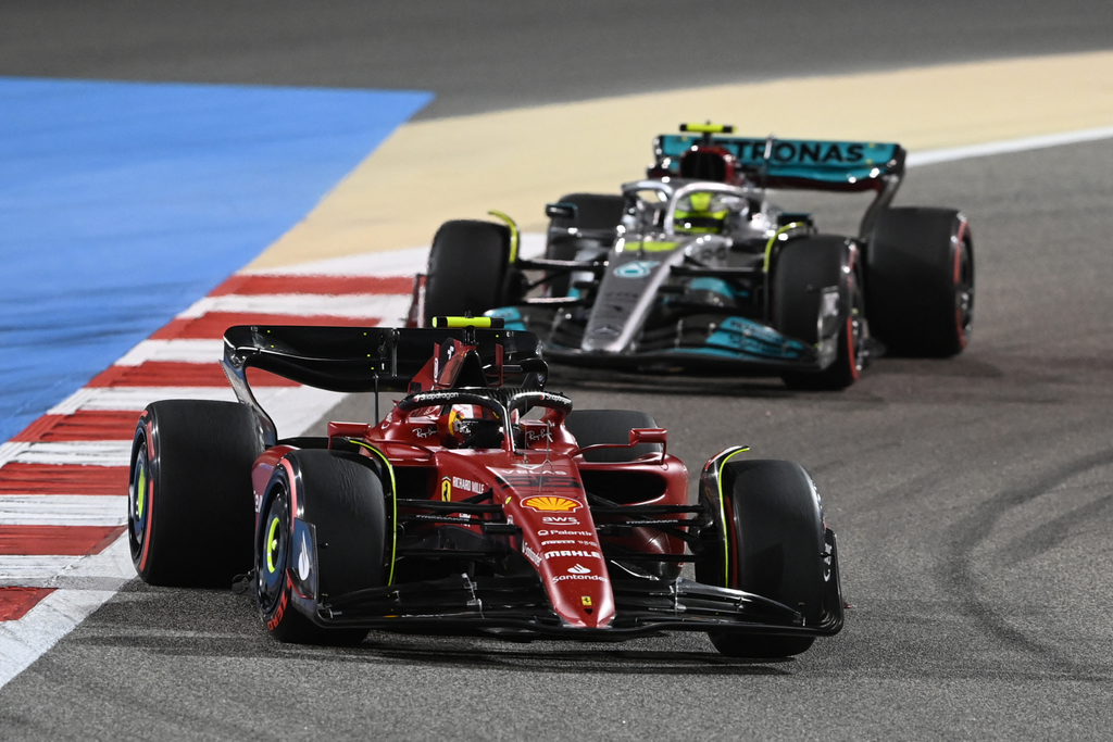 Forma-1, Bahreini Nagydíj, Sainz, Ferrari, Hamilton, Mercedes 