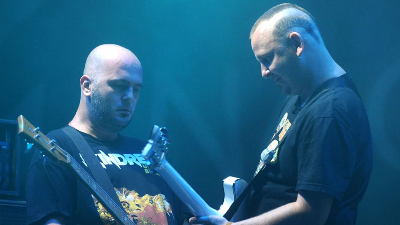 Beck László (b) és Gradvolt Endre, a 30Y együttes gitárosai, 2011. augusztus.