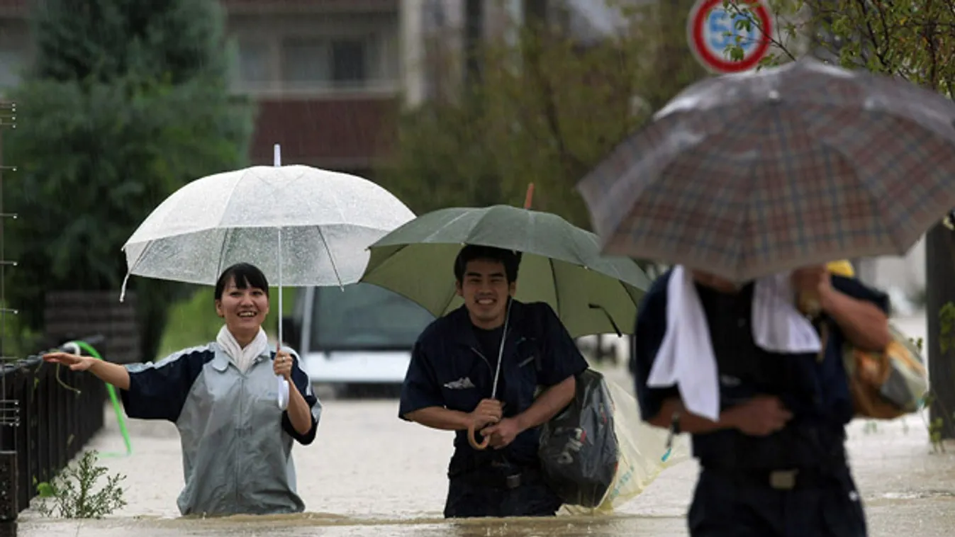 Japán, Nagoja, tájfun, Roke, evakuálás, biztonsági intézkedések, evakuáltak sétálnak az elöntött utcákon