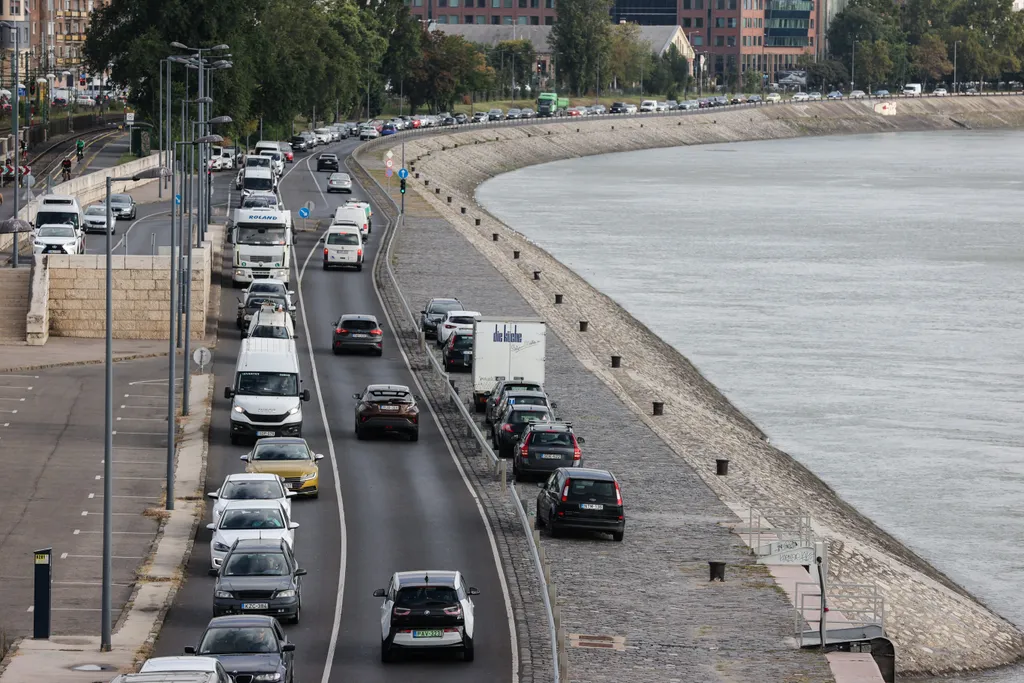 dugó, közlekedés, forgalom, autó, belváros, Budapest, budai rakpart, Margit híd, 2021.09.01. 