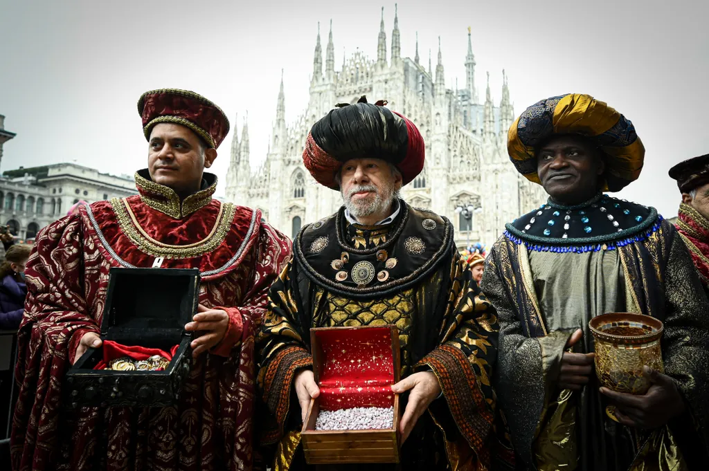 Piazza Duomo, tradíció, Milánó,  Olaszország, 2023 Január 06., Jelmez, 