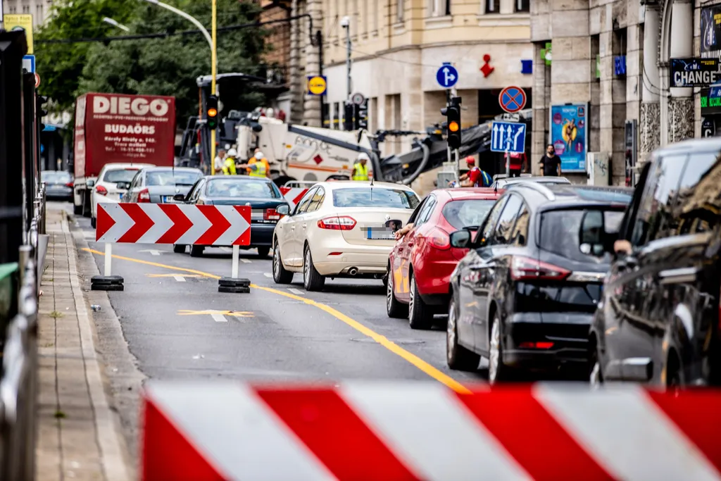 2021.07.12. Budapest, Blaha Lujza tér, dugó, közlekedés, építkezés, autó, BKV, busz, fennakadás, munkagép, torlódás 