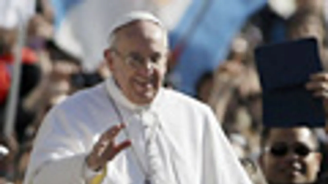 Ferenc pápa köszönti a híveket a vatikáni Szent Péter téren a beiktatási miséje előtt 2013. március 19-én 