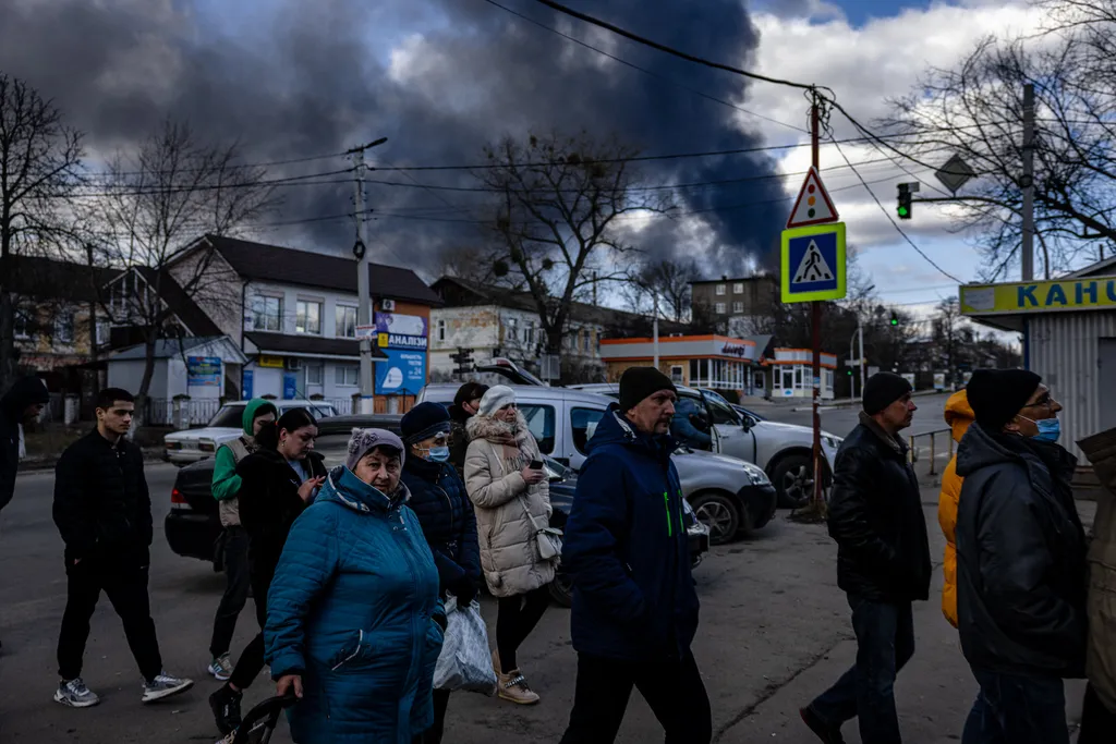 Ukrán válság 2022, ukrán, orosz, háború, Ukrajna, Kijev, füst, olajraktár, Vaszilkiv, sor, szupermarket, emberek 
