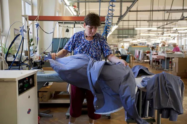 A minimálbér növekedése, a forint erősödése és a kínai import nyomta el a hazai ruhaipart