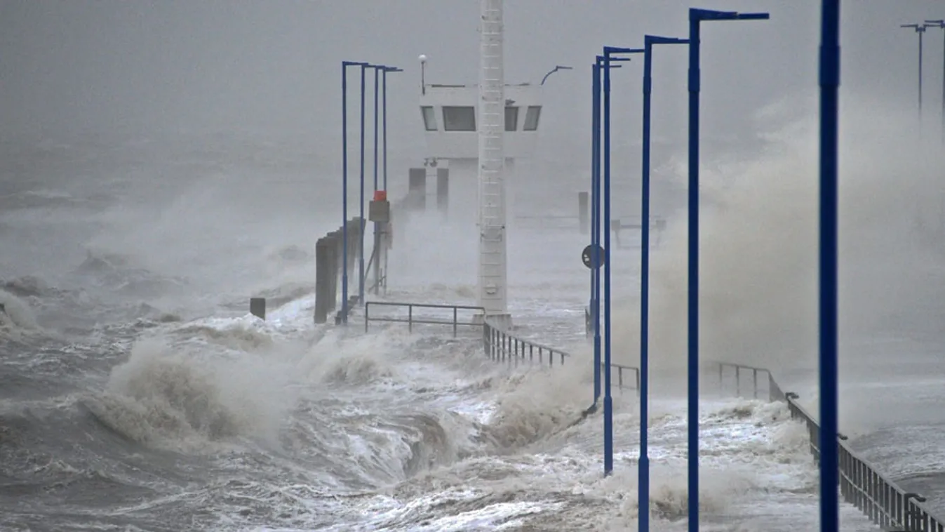 Xaver, vihar, Németország. Hullámok csapnak a partra az Északi-tenger Dagebuell melletti partszakaszánál, Németország, 2013. december.
