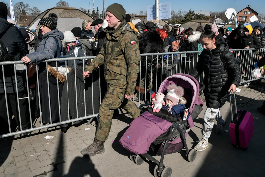 babakocsi, menekült, menekültek, gyerek, gyerekek, baba, lengyelország, ukrán 