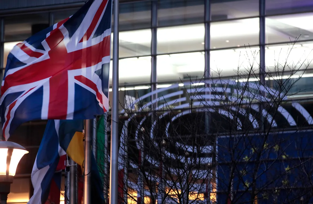 Brüsszel, 2020. január 31.
A brit zászló az Európai Unió többi tagállamának lobogójával az Európai Parlament brüsszeli épülete előtt 2020. január 31-én. Közép-európai idő szerint éjfélkor megszűnik az Egyesült Királyság tagsága az EU-ban.
MTI/AP/Virginia 