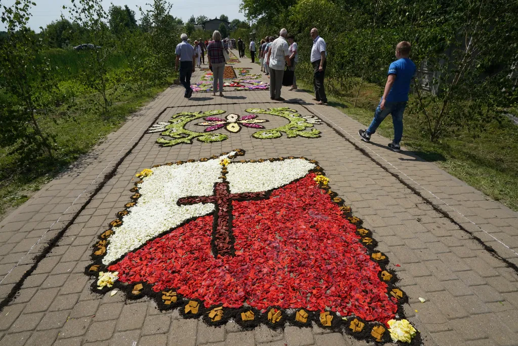 Corpus Christi vallásos körmenet alkalmából virágszőnyeget terítenek le Spycimierzben, Lengyelországban, vallás, kereszténység, felvonulás, virág, virágszirom, ünnep, ünneplés, vallási ünnep 