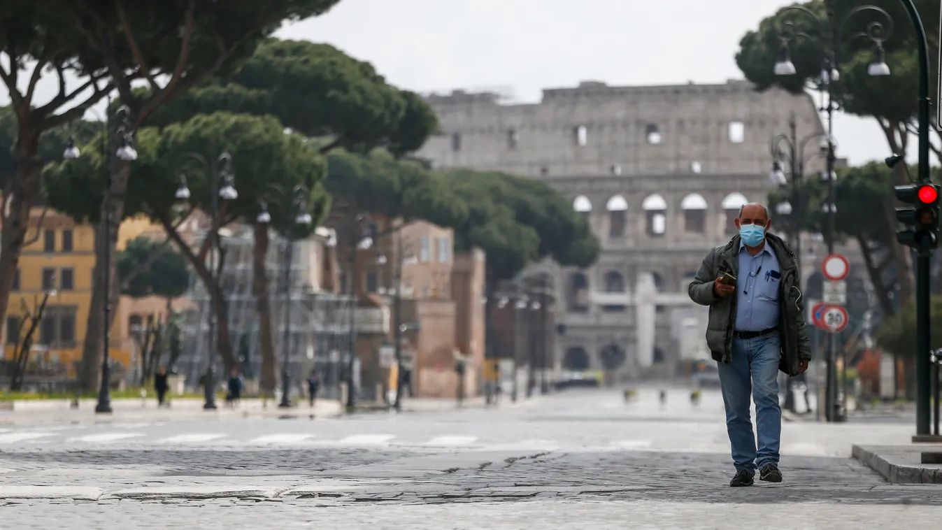 Róma, 2020. március 29.
Férfi sétál a római Colosseum épülete előtt 2020. március 29-én, a koronavírus-járvány elleni küzdelem érdekében elrendelt kijárási tilalom idején. Olaszországban 92 ezer fölé emelkedett a fertőzöttek száma, a járványban 10023-an v
