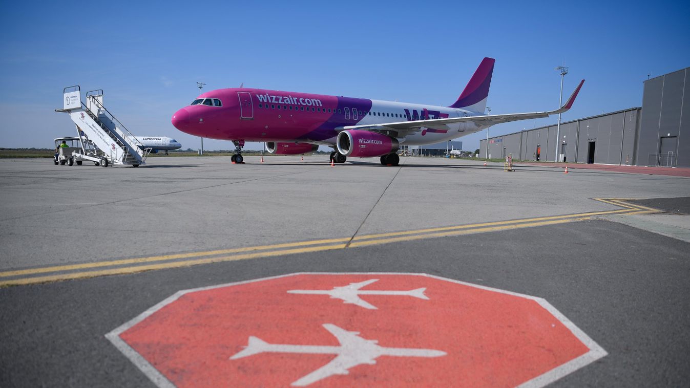 A Wizz Air légitársaság repülőgépe a Debreceni Nemzetközi Repülőtéren 2021. szeptember 9-én 