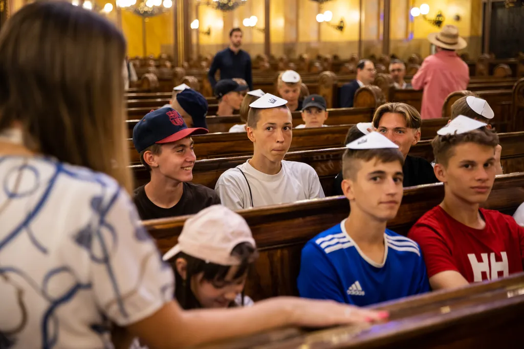 Ukrán menekült gyerekek a zsinagógában, ukrán menekültek, gyerekek, zsinagóga, MAZSIHIZS, FTC, sport, Ferencvárosi TC, 