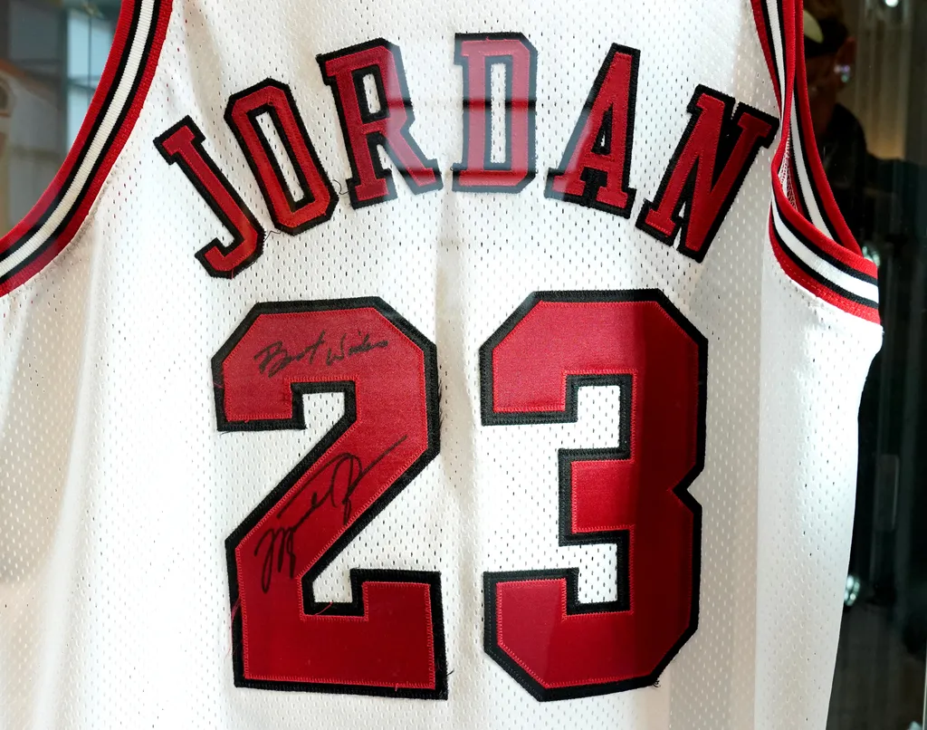 Michael Jordan cipője  2,2 millió dollárért kelt el a  Sotheby's árverésén, galéria, 2023 