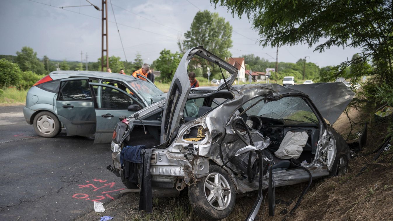 Környe, 2023. június 10.
Összeroncsolódott személygépkocsik, miután összeütköztek a Tatabánya és Környe közötti úton 2023. június 10-én. A balesetben, amelyben három jármű ütközött, egy ember meghalt.
MTI/Bodnár Boglárka 