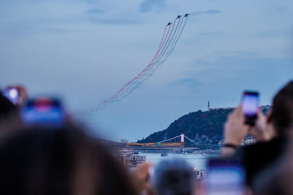 Tűzijáték, Budapest, 2022.08.27.,  Gripen, repülő, Légiparádé, 