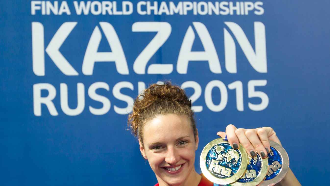 Hosszú Katinka Kazany, 2015. augusztus 10. 
Hosszú Katinka mutatja érmeit a kazanyi vizes világbajnokságon zárónapján Kazanyban 20105. augusztus 9-én. A versenyző a 200 és a 400 méteres vegyesúszásban győzött, a 200 méteres hátúszásban bronzérmet szerzett