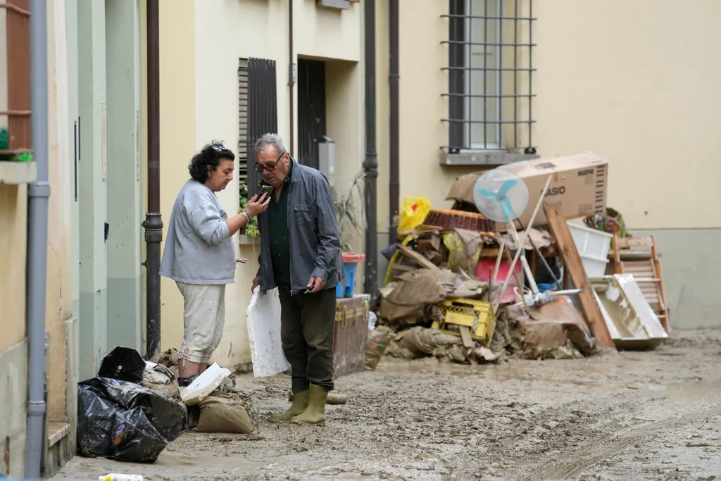 Faenza, 2023. május 18.
Sárral borított utcán emberek a közép-olaszországi Faenzában 2023. május 18-án. Az elsősorban Emilia Romagna tartományt sújtó áradások nyolc ember halálát okozták, több mint tizenháromezret pedig otthona elhagyására kényszerítettek