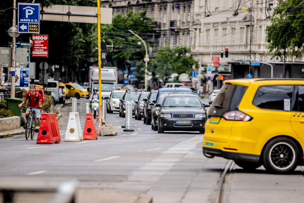 2021.07.12. Budapest, Blaha Lujza tér, dugó, közlekedés, építkezés, autó, BKV, busz, fennakadás, munkagép, torlódás 