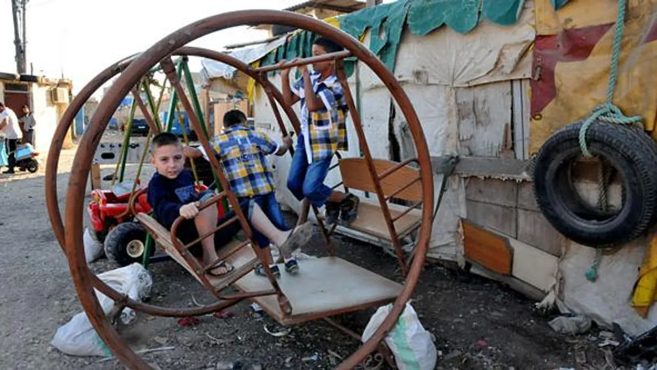 menekültek, szíriai menekült gyerekek játszanak a libanoni Tripoli menekülttáborában 