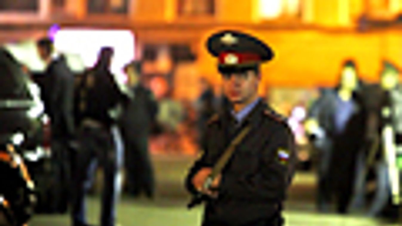 rendőr áll a helyszínen Moszkvában, ahol meggyilkolták az orosz maffia egyik legbefolyásosabb vezetőjét, Aszlan Uszojan