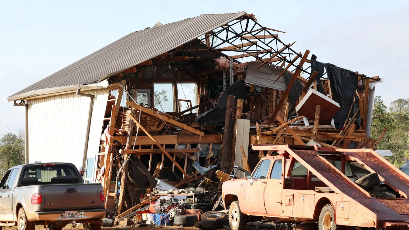 Prattville, 2023. január 13.
Megrongált ház az Alabama állambeli Prattville-ben 2023. január 12-én, miután egy hatalmas viharrendszer tornádói pusztítottak az Egyesült Államok délkeleti államaiban, Alabamában és Georgiában. Legalább hét ember életét veszt