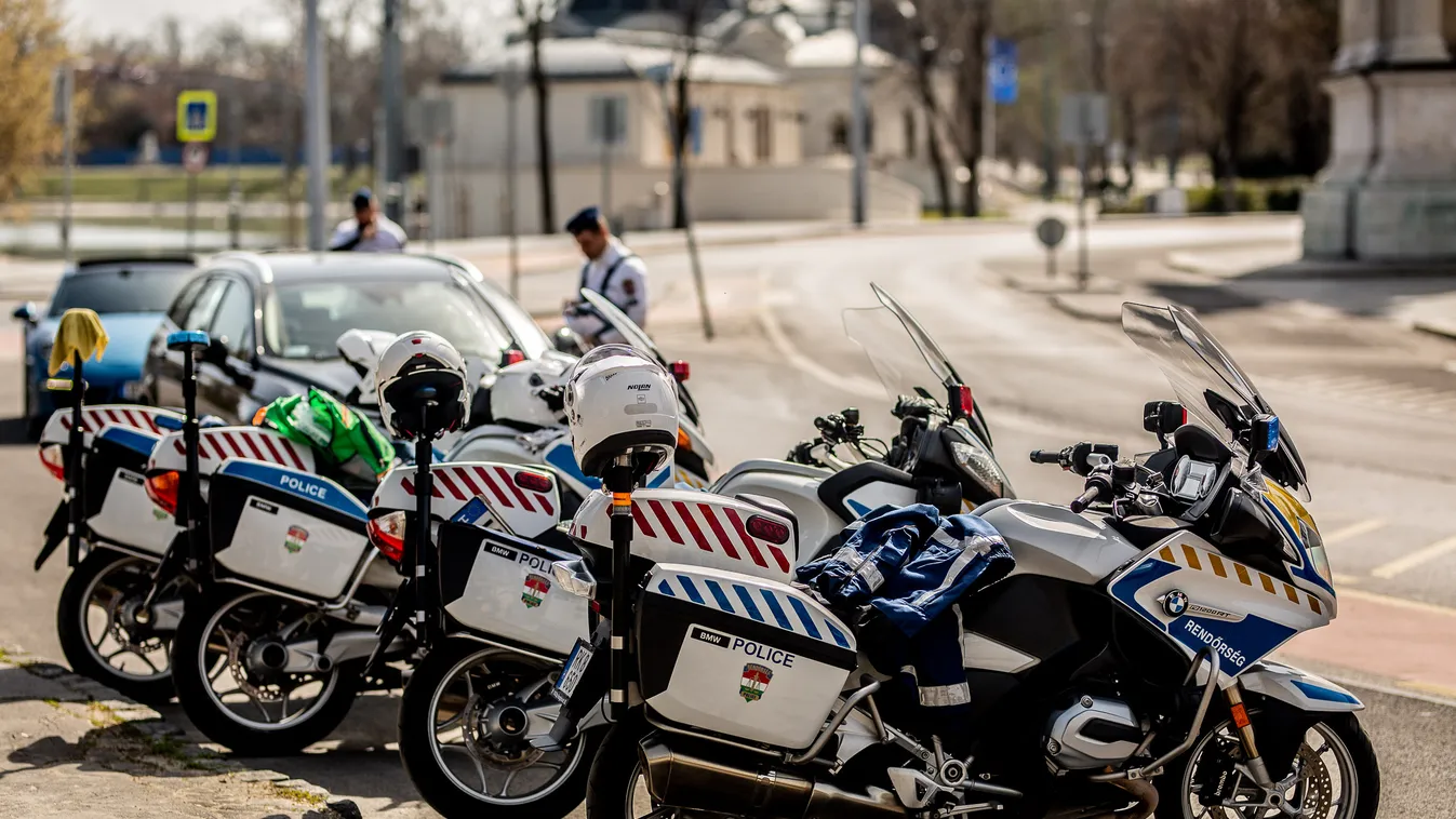 Koronavírus, vírus, Budapest, Hősök tere, rendőr, ellenőrzés, motoros rendőr 