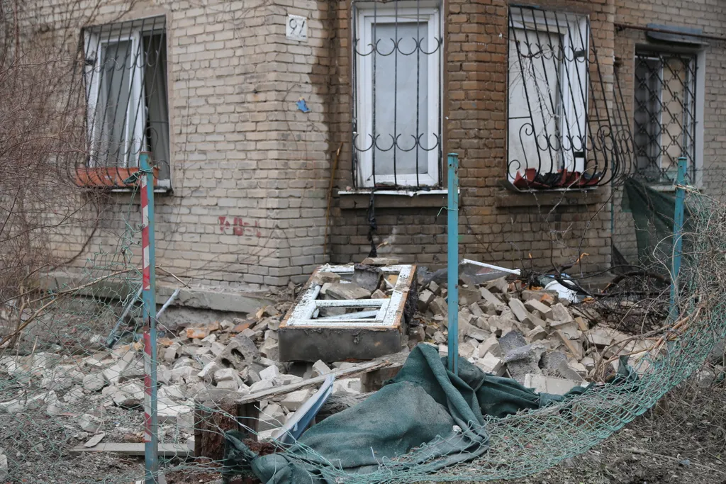 Ukrán válság 2022, ukrán, orosz, háború, Ukrajna, Donyeck, szétbombázott város, lakóház 